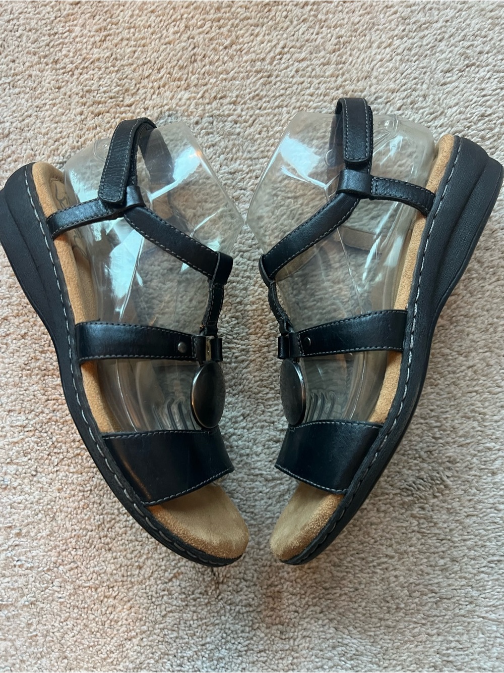 Natural Soul Black Leather T-Strap Women's Sandals 8.5 Silver Medallion - Picture 12 of 14